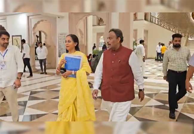 Supriya Sule and Vinod Tawde : सुप्रिया सुळे आणि विनोद तावडे बैठक सोडून अचानक निघाले, एका कारमधून गेले; चर्चेला उधाण