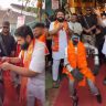 Unique Grand Opening : नेते अन् अभिनेते सोडाच; सँडविच दुकानाच्या उद्घाटनाला आला चक्क 'रोबोट VVIP'! बाउन्सर अन् ढोल-ताशांच्या गजरात जंगी स्वागत