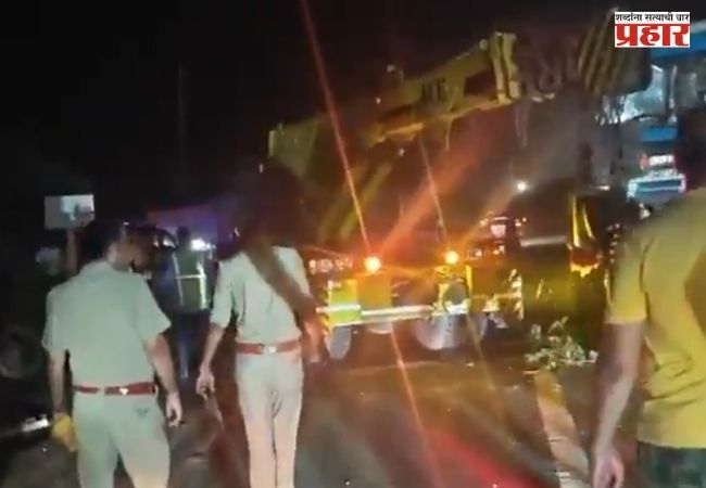 Greater Noida Accident : ग्रेटर नोएडात भीषण अपघात; ट्रेलर डिव्हायडर तोडून कारवर आदळला, 4 जणांचा मृत्यू