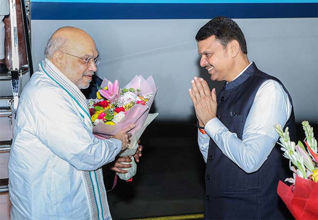 केंद्रीय गृहमंत्री अमित शाह यांचे मुंबई विमानतळावर आगमन; मुख्यमंत्री देवेंद्र फडणवीस यांनी केले स्वागत