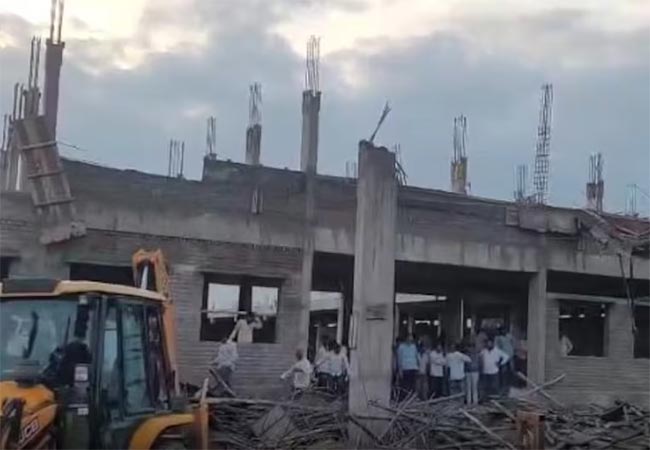 Jalna : कॉलेजचा स्लॅब कोसळून एकाचा मृत्यू आणि चौघे जखमी