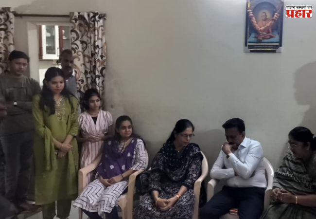 Nashik : दिवंगत दीपाली बेळे यांच्या कुटुंबाला ५ लाखांच्या मदतीची घोषणा; मंत्री गिरीश महाजनांची बेळे कुटुंबियांना सांत्वनपर भेट