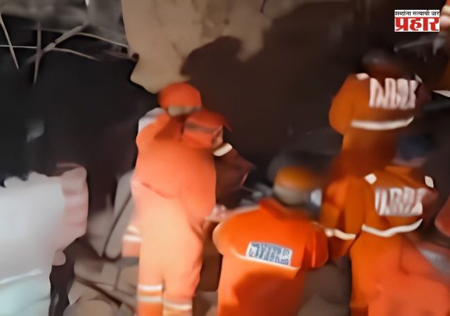 Ghatkopar Landslide : धक्कादायक! घाटकोपर परिसरात गौशिया चाळीजवळ दरड कोसळली; ३ ते ४ नागरिक ढिगाऱ्याखाली अडकले,बचावकार्य युद्धपातळीवर सुरु