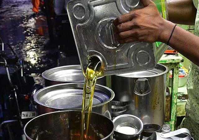 Loose Oil Ban Update : सुट्या खाद्यतेलाच्या विक्रीवर बंदी २०११ पासूनच, अन्न व औषध प्रशासनाचे स्पष्टीकरण; व्यापारी संघटनांच्या मागण्या फेटाळल्या