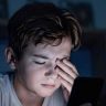 Parenting Tips : मुलांचा स्क्रीन टाइम कमी करायचा आहे? फोन हिसकावण्याऐवजी हे उपाय करा