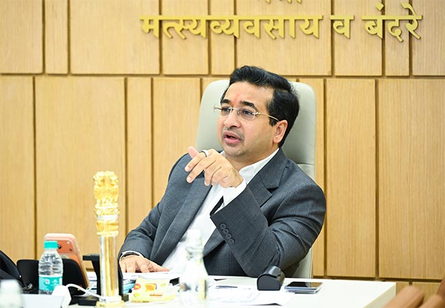 Nitesh Rane : ‘मत्स्यव्यवसाय विभागाच्या योजनांचा लाभ अधिकाधिक लाभार्थ्यांपर्यंत पोहोचवा’