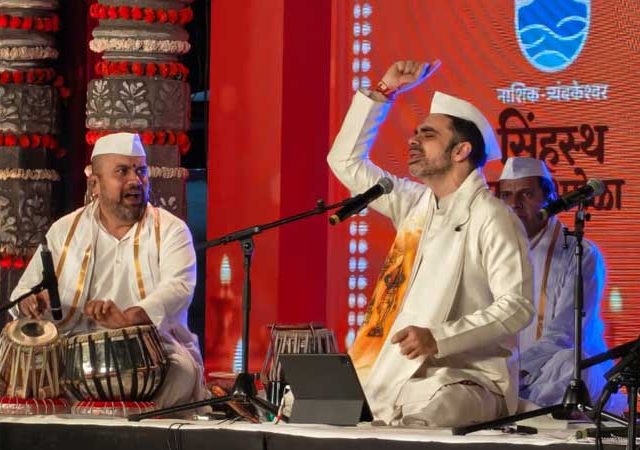 Rahul Deshpande : ‘कुंभ भक्ती संगम’मध्ये राहुल देशपांडे यांच्या ‘अभंगवारी’ने रंगली भक्तिरसाची मैफल