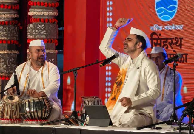Rahul Deshpande : ‘कुंभ भक्ती संगम’मध्ये राहुल देशपांडे यांच्या ‘अभंगवारी’ने रंगली भक्तिरसाची मैफल