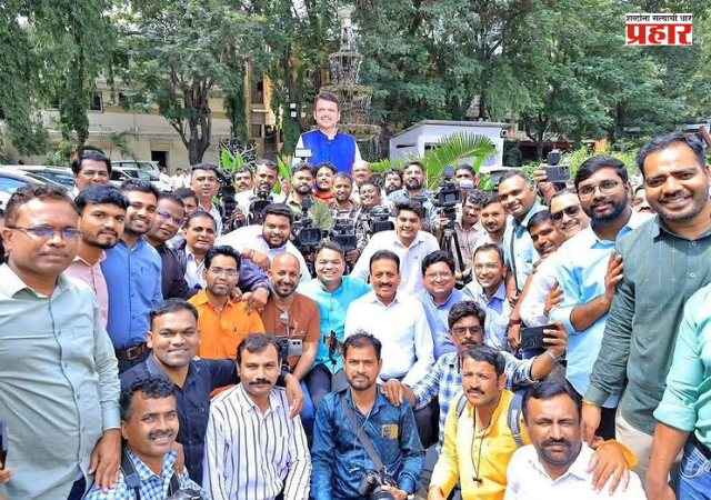 Nashik : छायाचित्रकार दिनानिमित्त पालकमंत्री गिरीश महाजन यांचा नाशिकच्या पत्रकार, छायाचित्रकारांसोबत खास क्षण