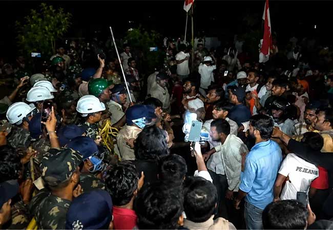 Jharkhand : झारखंडमध्ये झामुमो – काँग्रेस सरकारचा विद्यार्थ्यांवर लाठीमार