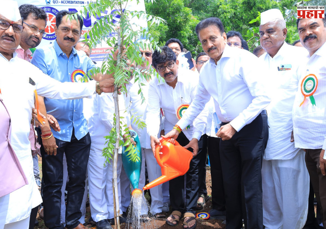 Nashik : ‘उन्नत नाशिक’ अभियानांतर्गत एकलहरे येथे वृक्षारोपण ! वृक्षलागवडीसोबत वृक्षसंवर्धनही काळाची गरज - मंत्री गिरीश महाजन