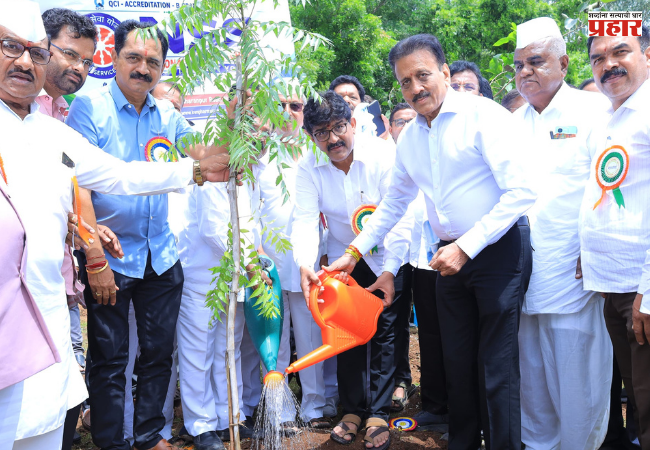 Nashik : ‘उन्नत नाशिक’ अभियानांतर्गत एकलहरे येथे वृक्षारोपण ! वृक्षलागवडीसोबत वृक्षसंवर्धनही काळाची गरज – मंत्री गिरीश महाजन