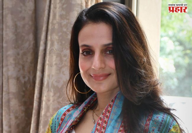 Ameesha Patel : अमीषा पटेलला लाखोंचा फटका! आईच्या घरातून डायमंड ब्रेसलेट गायब; तपासात हाऊस हेल्पर अटकेत
