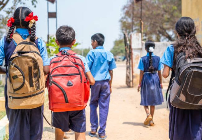 FSSAI New Rules : शाळांजवळ जंक फूडच्या विक्रीवर कडक नियम, FSSAIचा नवा मसुदा; जाणून घ्या काय बदलणार