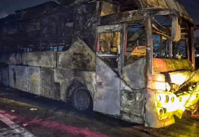 ग्रेटर नोएडा बस अपघात : “मरायचंय तर मरा, गाडी थांबणार नाही!” – वास येऊनही चालकाचा उद्धटपणा; आगीत ९ प्रवाशांचा होरपळून मृत्यू