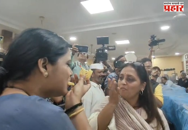 Mayor Ritu Tawde and Education Committee Chairperson Rajeshri Shirwadkar