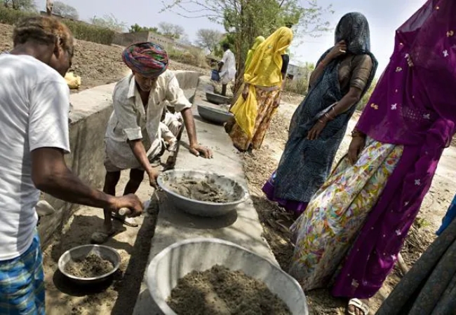 Rural Wages: दुष्काळ परिस्थितीवर मात करण्यासाठी रोजगार हमी योजनेतून निधी उपलब्ध, गावकऱ्यांना कोणती कामं करता येणार?