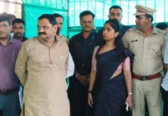 Nashik Ashram School News : आश्रमशाळेची दुरवस्था पाहून मंत्री संतप्त, मान्यता रद्द करण्याच्या सूचना