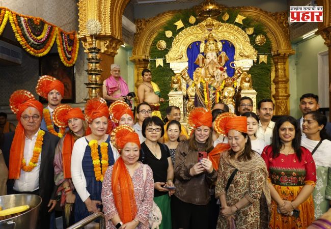Mumbai Ganpati Darshan : परदेशी पाहुण्यांनाही मुंबईच्या गणेशोत्सवाची भुरळ