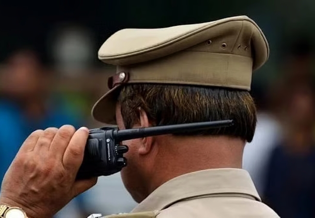 Mumbai Crime News Man Arrested From Andheri For Stealing Police Walkie-Talkie