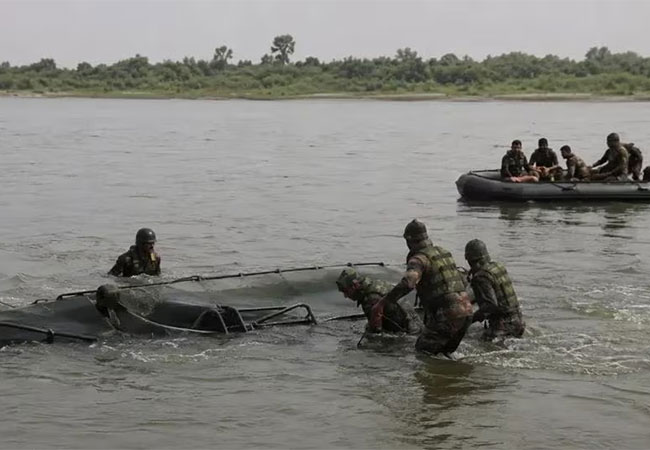 Indian Army : भारतीय सैन्याचे दोन जवान शहीद, नदीत वाहून गेले