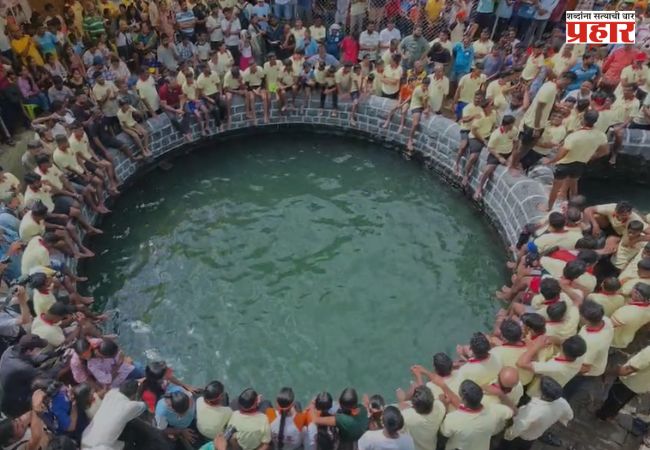 Kurdus Dahi Handi : ना मोठे मानवी मनोरे, ना नेहमीची पद्धत; विहिरीत उडी घेत कुर्डुसमध्ये फोडतात दहीहंडी, पहा व्हिडिओ