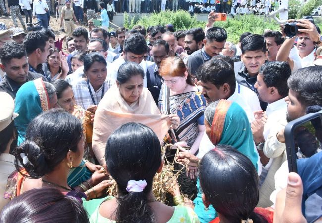 dcm sunetra pawar inspects drought like conditions in parbhani district and listens to the grievances of farmers