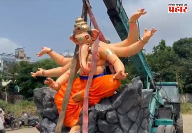 Jalgaon Ganeshotsav : स्थापनेआधीच बाप्पाचं विसर्जन! ४७ हजारांची १२ फुटी गणेशमूर्ती वाटेतच दुभंगली; कार्यकर्त्यांचा मूर्तिकारावर आरोप