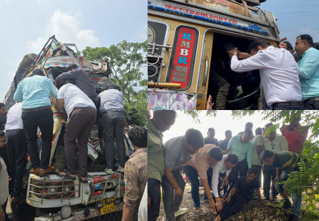 Minister Girish Mahajan : पिंपळगावजवळ दोन ट्रकची धडक, जखमींच्या मदतीसाठी मंत्री गिरीश महाजन ताफा थांबवून घटनास्थळी; बचावकार्यात केली मदत