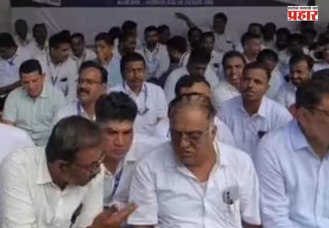 Nashik News : निलंबनाच्या कारवाईविरुद्ध नाशिक जिल्हाधिकारी कार्यालयासमोर ठिय्या, प्रांताधिकाऱ्याविरोधात 800 तलाठी अन् ग्रामसेवक एकवटले
