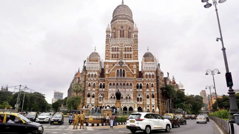बोरिवलीत कोस्टल रोड बाधित 30 बांधकामांवर बुलडोझर, BMC प्रशासनाची धडक कारवाई