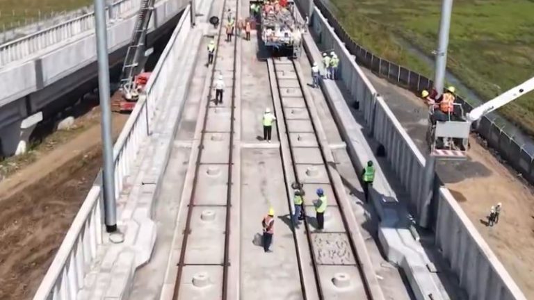 Mumbai Ahmedabad Bullet Train : मुंबई-अहमदाबाद बुलेट ट्रेनला मोठं यश; साबरमती नदीवरील 12 मजली उंचीचा पूल तयार