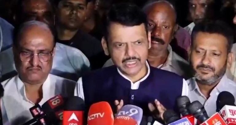 Devendra Fadnavis : मुख्यमंत्री फडणवीसांची शिष्टाई यशस्वी, नागपूर भाजपातील बंड शमले