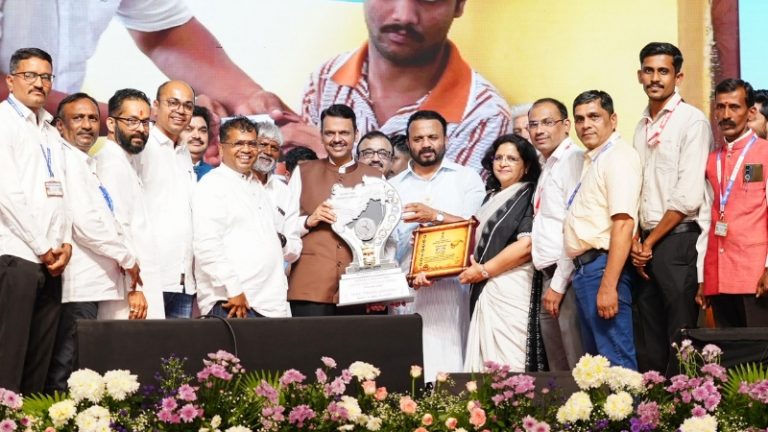 आडाचीवाडी ग्रामपंचायत ठरली महाराष्ट्रात सर्वोत्तम! मुख्यमंत्री फडणवीस यांच्या हस्ते 5 कोटींचे बक्षीस