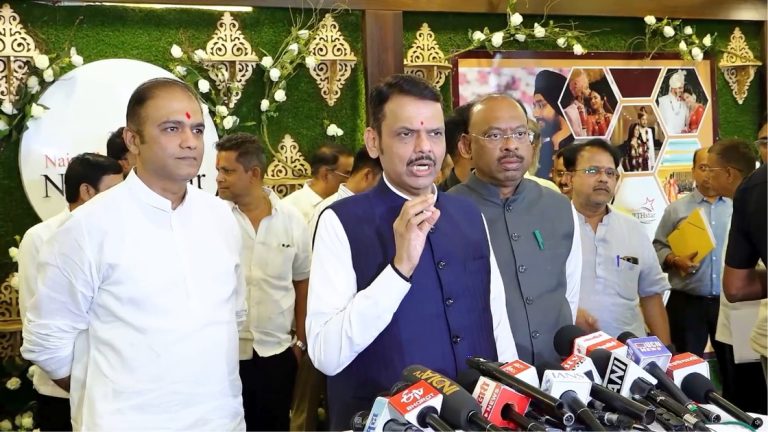संविधान हातात घेऊन काँग्रेसचा संवैधानिक संस्थांना बदनाम करण्याचा प्रयत्न – मुख्यमंत्री देवेंद्र फडणवीस
