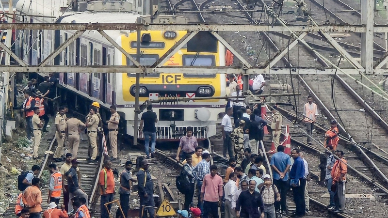 Mumbai Local: मध्य रेल्वेची वाहतूक सुरळीत, साडे सात तासानंतर सेवा ...