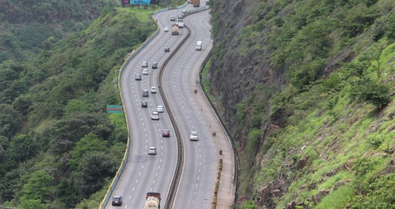 Mumbai-Pune News : मुंबई-पुणे द्रुतगती मार्गावरील जोडमार्गावर 1 नोव्हेंबरपासून मालवाहू वाहनांना बंदी; नवीन वाहतूक नियम लागू