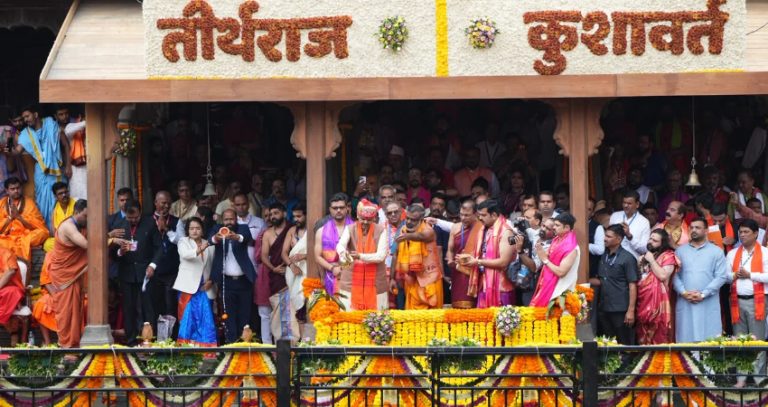 Simhastha Kumbh Mela : हर हर महादेव!’ मुख्यमंत्री देवेंद्र फडणवीस यांच्या हस्ते त्र्यंबकेश्वरमध्ये सिंहस्थ कुंभमेळ्याचा धर्मध्वजारोहण सोहळा संपन्न