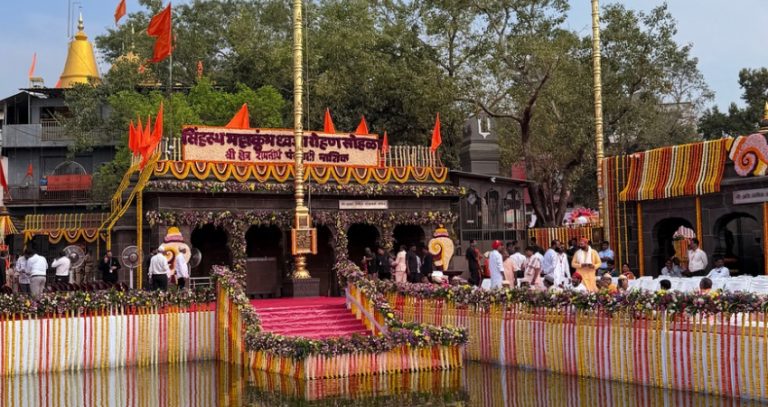 Simhastha Kumbh Mela : नाशिकमध्ये आज सिंहस्थ ध्वजारोहण सोहळा; राष्ट्रपतींसह दिग्गज नेते उपस्थित राहणार, शहरात कडेकोट तयारी