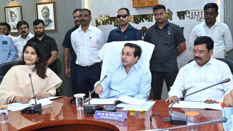 Nitesh Rane : मच्छीमारांचे प्रस्ताव प्रलंबित ठेवल्याने मंत्री नितेश राणेंकडून अधिकाऱ्यांची खरडपट्टी