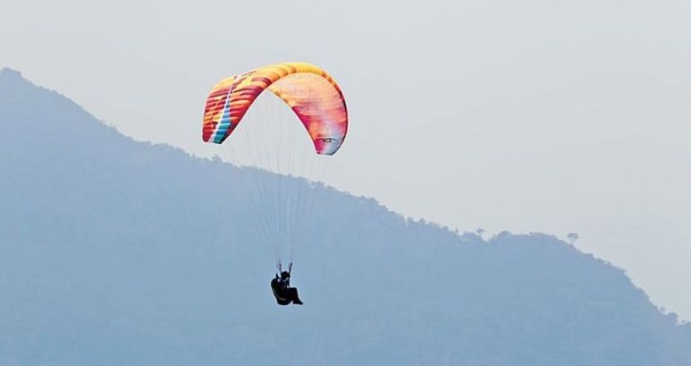 Paragliding Accident : हिमाचल प्रदेशात पॅराग्लायडिंगचा भीषण अपघात; बल्गेरियन पायलटचा मृत्यू, ब्रिटिश पायलट बचावला