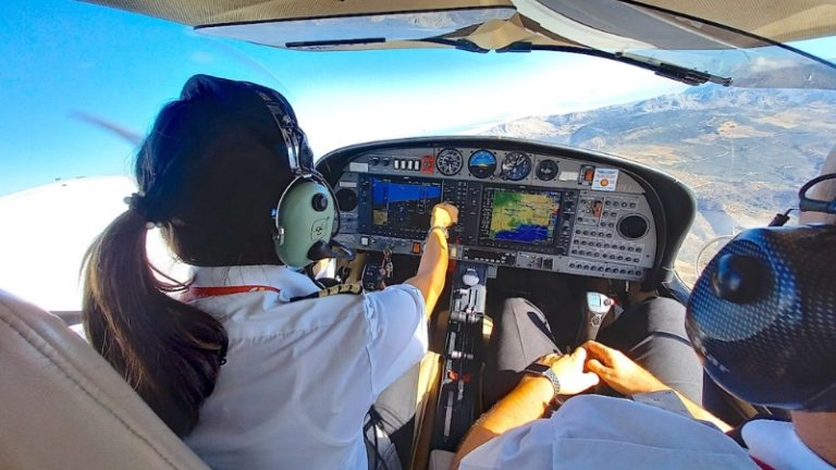 Pilot Meals : पायलट्सना एकच जेवण का दिलं जात नाही ? विमान सुरक्षेशी संबंधित आहे ‘हे’ महत्त्वाचं कारण