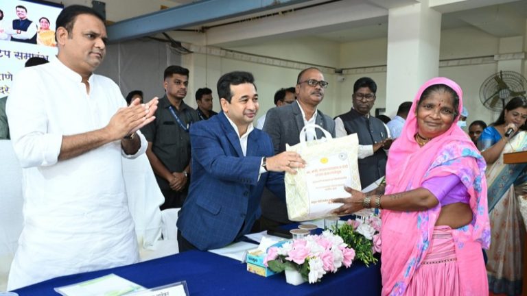 ससून डॉकचा कायापालट करून देशातील आदर्श गोदी बनवणार – मंत्री नितेश राणे; कोळंबी सोलणाऱ्या मच्छीमार महिलांना सुरक्षा किटचे वाटप
