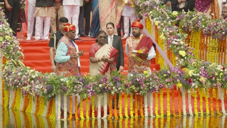 Nashik Kumbh Mela Dhwajarohan: राष्ट्रपती द्रौपदी मुर्मू यांच्या हस्ते रामकुंडावर धार्मिक विधींना प्रारंभ!