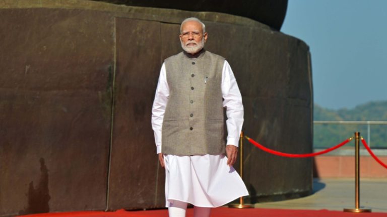 प्रधानमंत्री नरेंद्र मोदी यांनी दिली महाराष्ट्र पर्यटन दालनाला भेट; पैठणीच्या कलाकुसरीचे केले कौतुक
