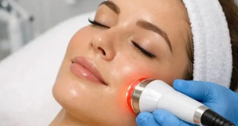 Skin Treatment : सणासुदीच्या काळात त्वचेला ग्लो देण्यासाठी 5 खास स्किन ट्रीटमेंट्स; जाणून घ्या कधी कराव्यात?