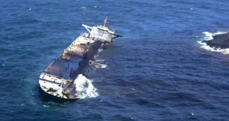 Strait Of Hormuz : होर्मुझच्या सामुद्रधुनीत व्यापारी जहाजावर क्षेपणास्त्र हल्ला: ११ भारतीय खलाशी जखमी; ओमानकडून तत्परतेने बचावकार्य