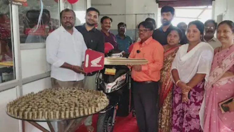 अबब…! 1.23 लाखांची 10 रुपयांची नाणी देत खरेदी केली दुचाकी; तीन वर्षे नाणी जमा करून स्वप्न केलं साकार