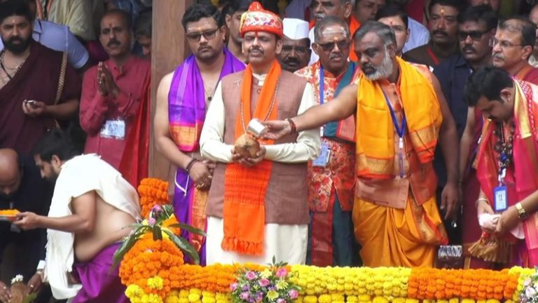 त्र्यंबकेश्वर कुशावर्त तीर्थावर सिंहस्थ धार्मिक विधींना प्रारंभ, मुख्यमंत्री देवेंद्र फडणवीस यांच्या हस्ते पूजा