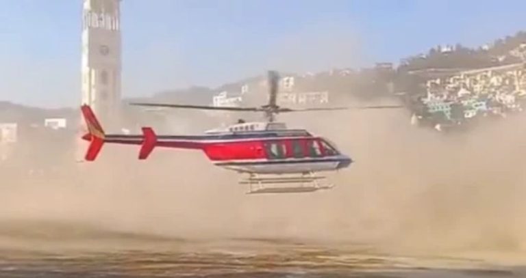 Uttarakhand Helicopter Emergency Landing : उत्तराखंडमध्ये तांत्रिक बिघाडामुळे हेलिकॉप्टरची स्टेडियमवर आणीबाणीची सुरक्षित लँडिंग; मुंबईतील ५ प्रवाशांसह सर्वजण सुखरूप!